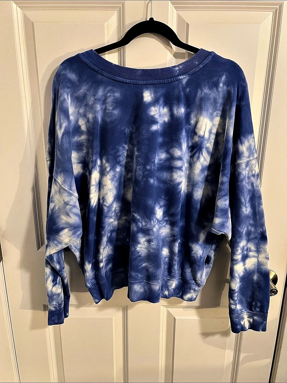 JOY LAB Tie-Dye Long Sleeve Soft Crewneck cross over back in Blue & White Large